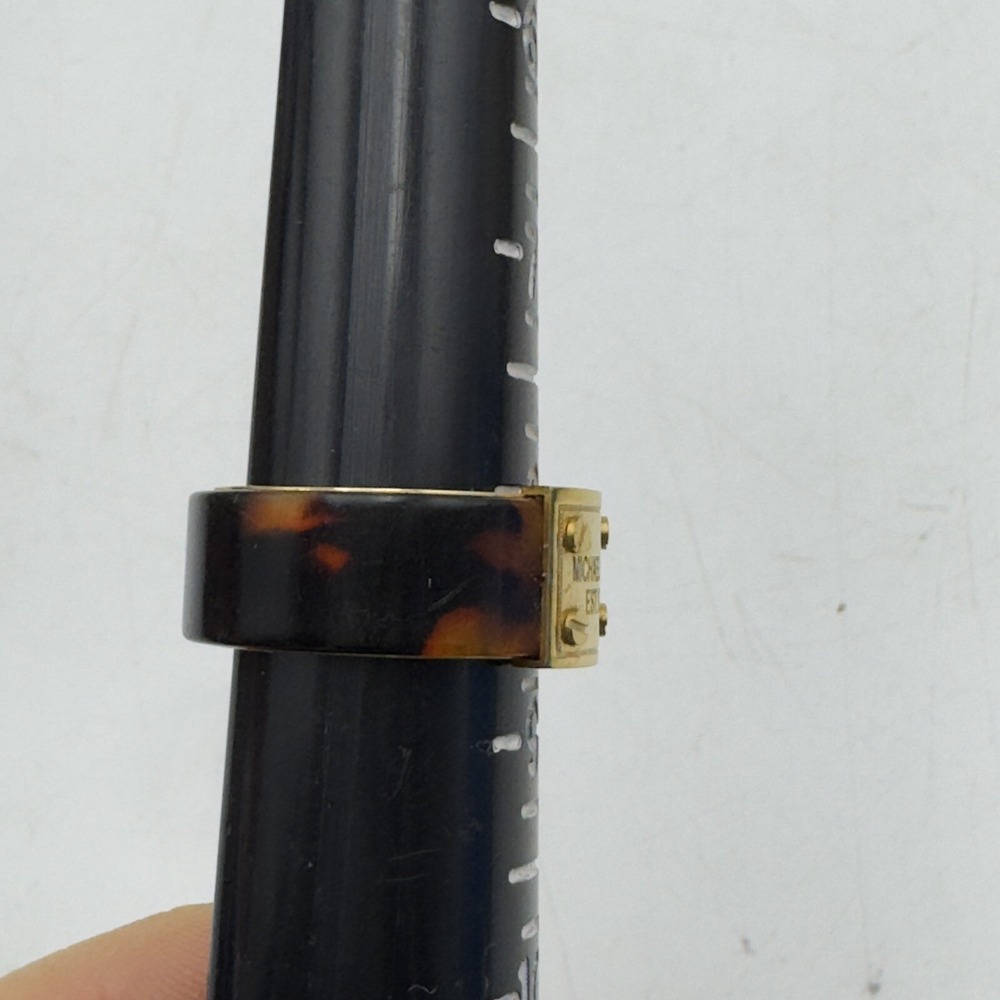 Sz 8 Michael Kors Gold Tone Tortoise Shell Design Band Ring Heritage Logo Plaque - Picture 7 of 9
